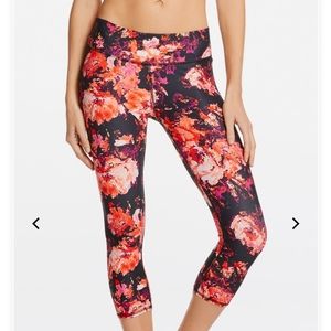 Fabletics Mid-Rise Printed Powerhold Capri Legging